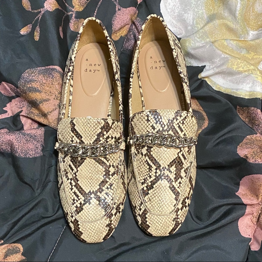 Women snake prints shoes sz. 9